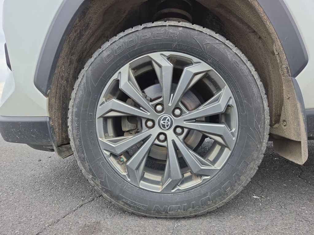 Used 2022 Toyota RAV4 XLE Premium image 10