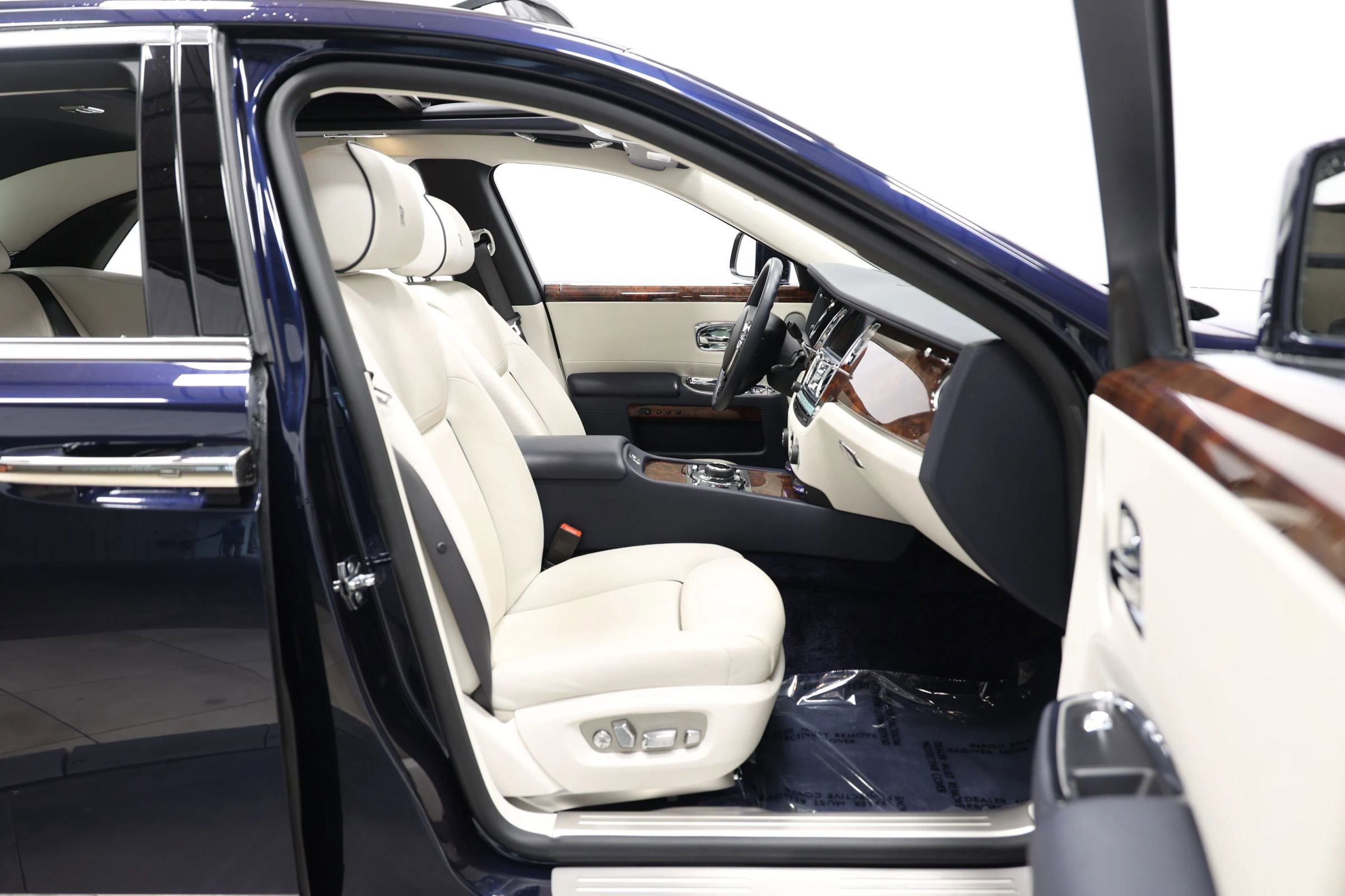 Used 2015 Rolls-Royce Ghost image 98