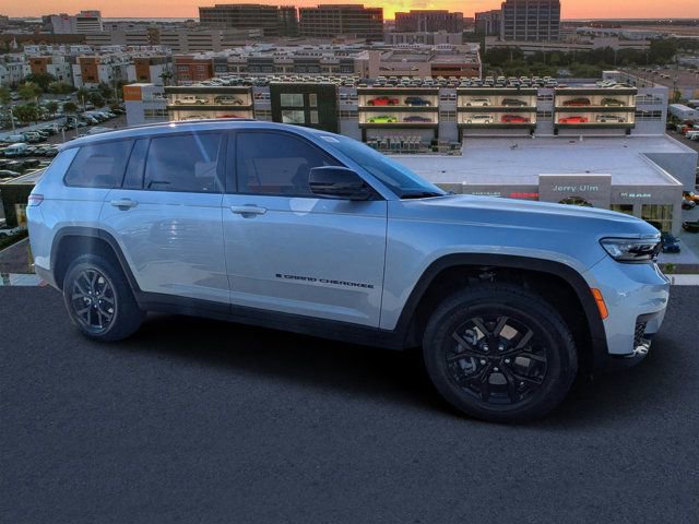 New 2025 Jeep Grand Cherokee L Laredo image 1