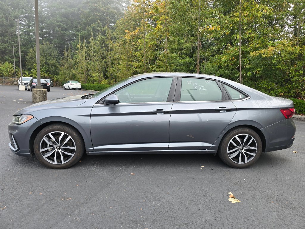 Used 2025 Volkswagen Jetta SE FWD image 2