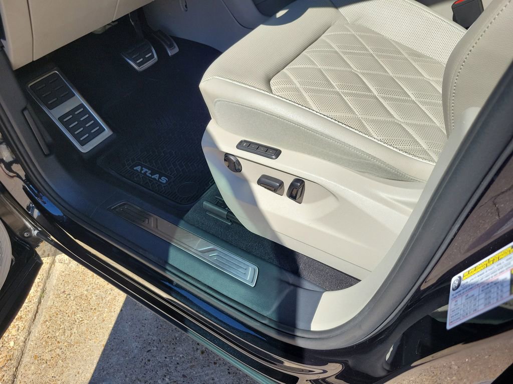 Used 2024 Volkswagen Atlas SEL Premium R-Line image 12