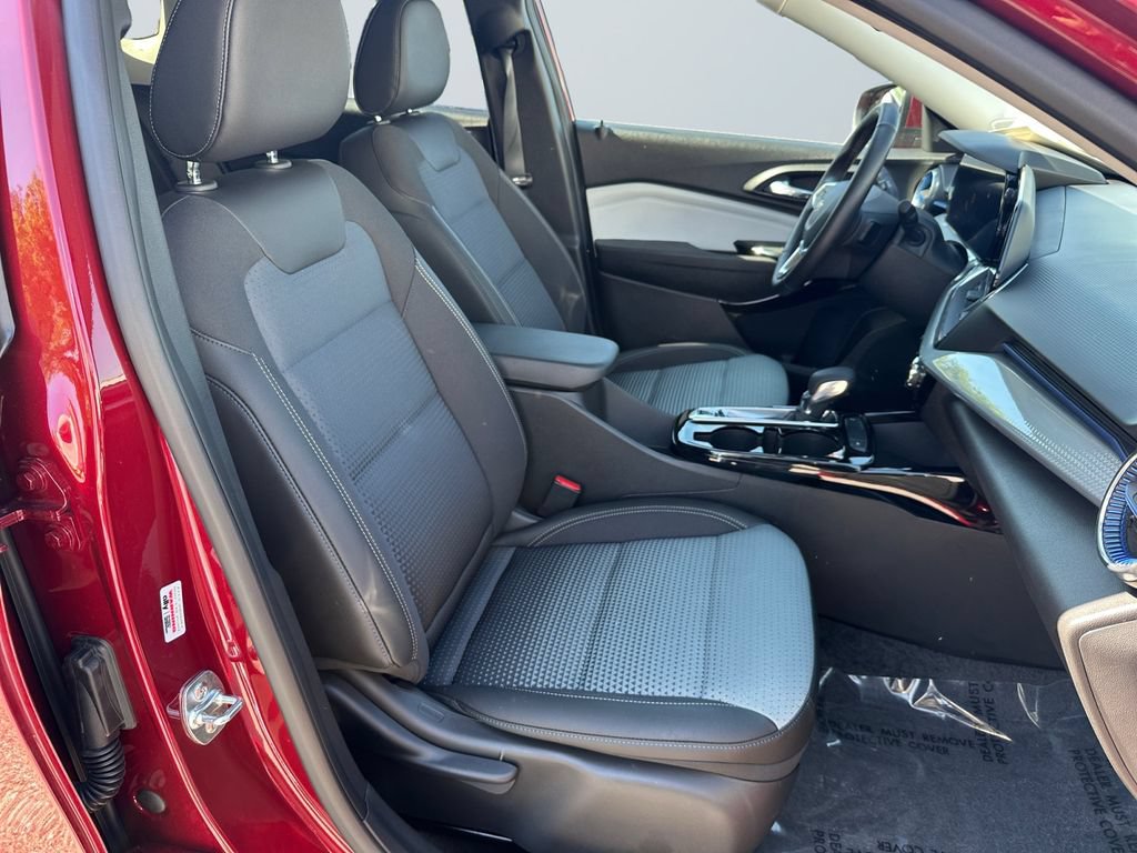 Used 2025 Chevrolet Trax LT w/ Driver Confidence Package FWD image 15