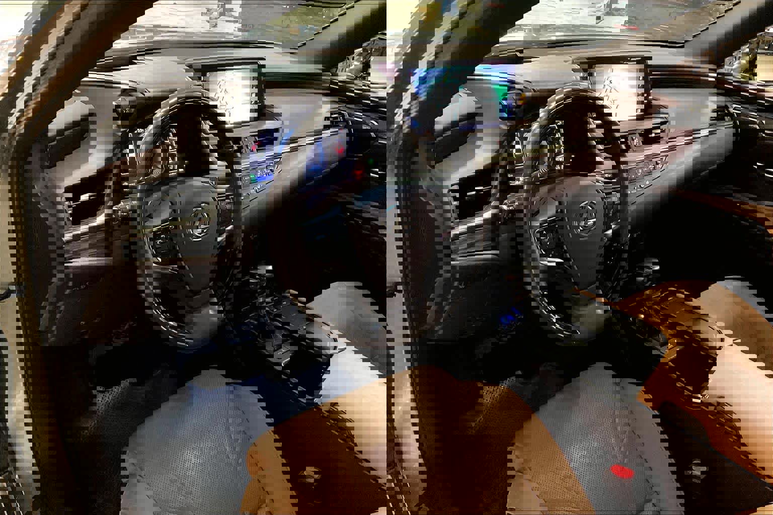 Used 2021 Lexus ES 300h Ultra Luxury w/ Accessory Package 2 image 17