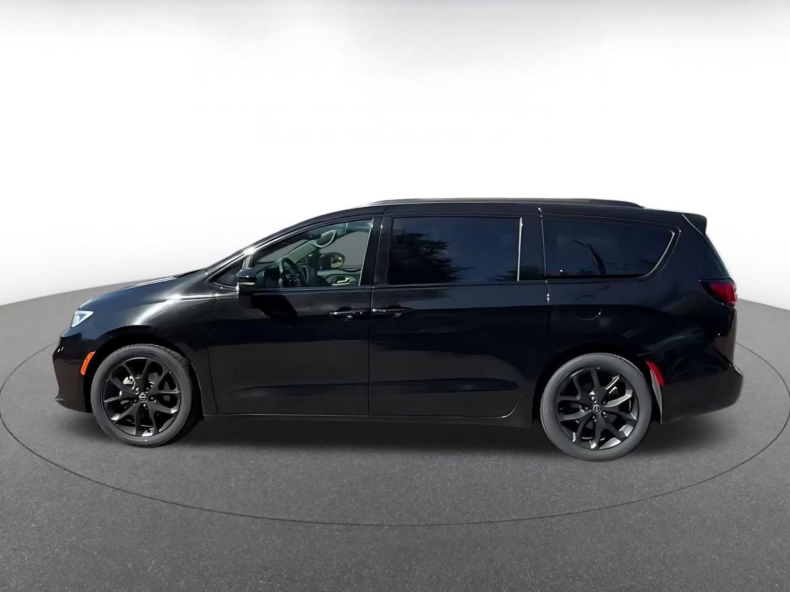 Used 2025 Chrysler Pacifica Limited FWD image 8
