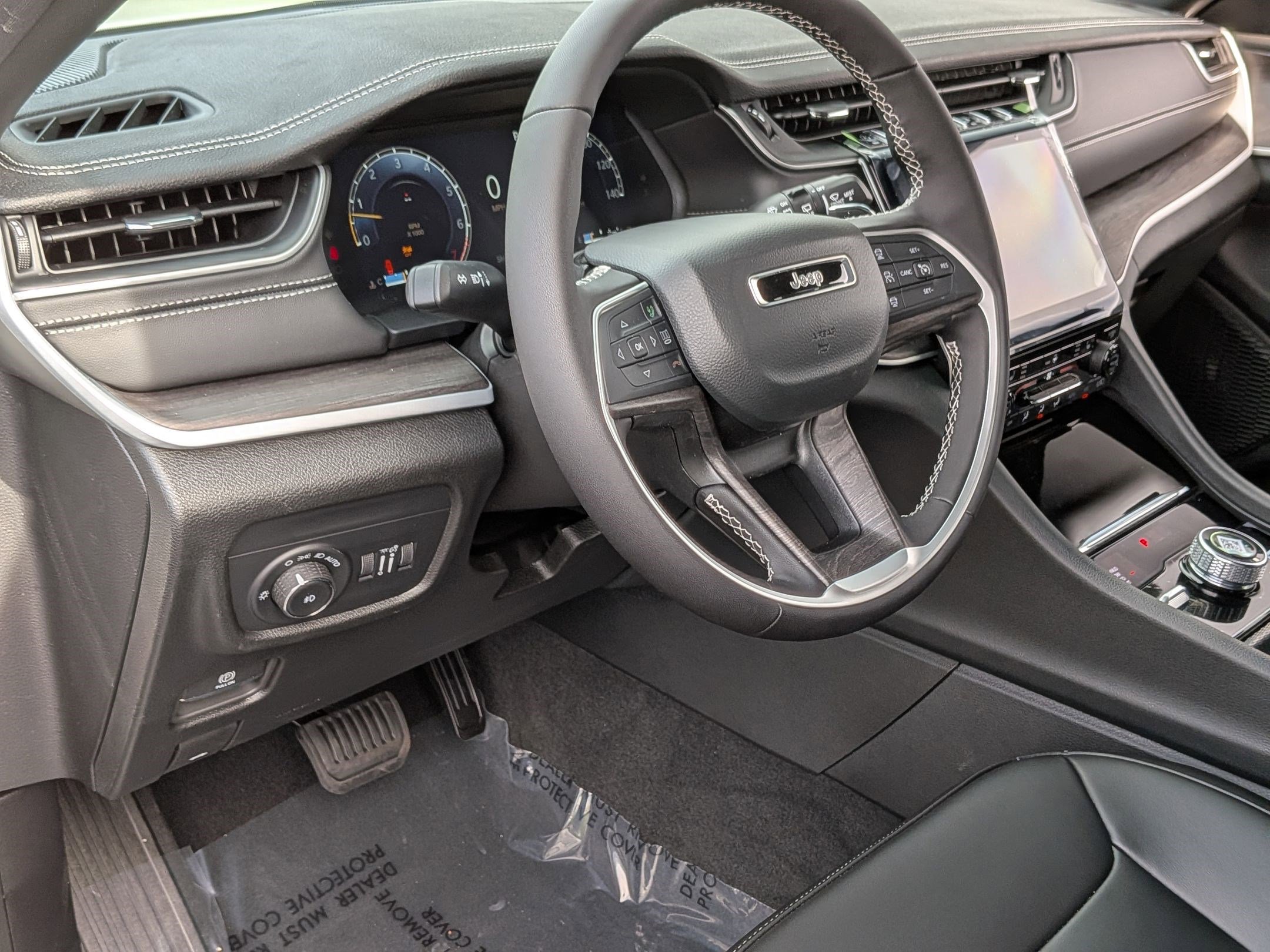 New 2025 Jeep Grand Cherokee Limited w/ Black Appearance Package image 17