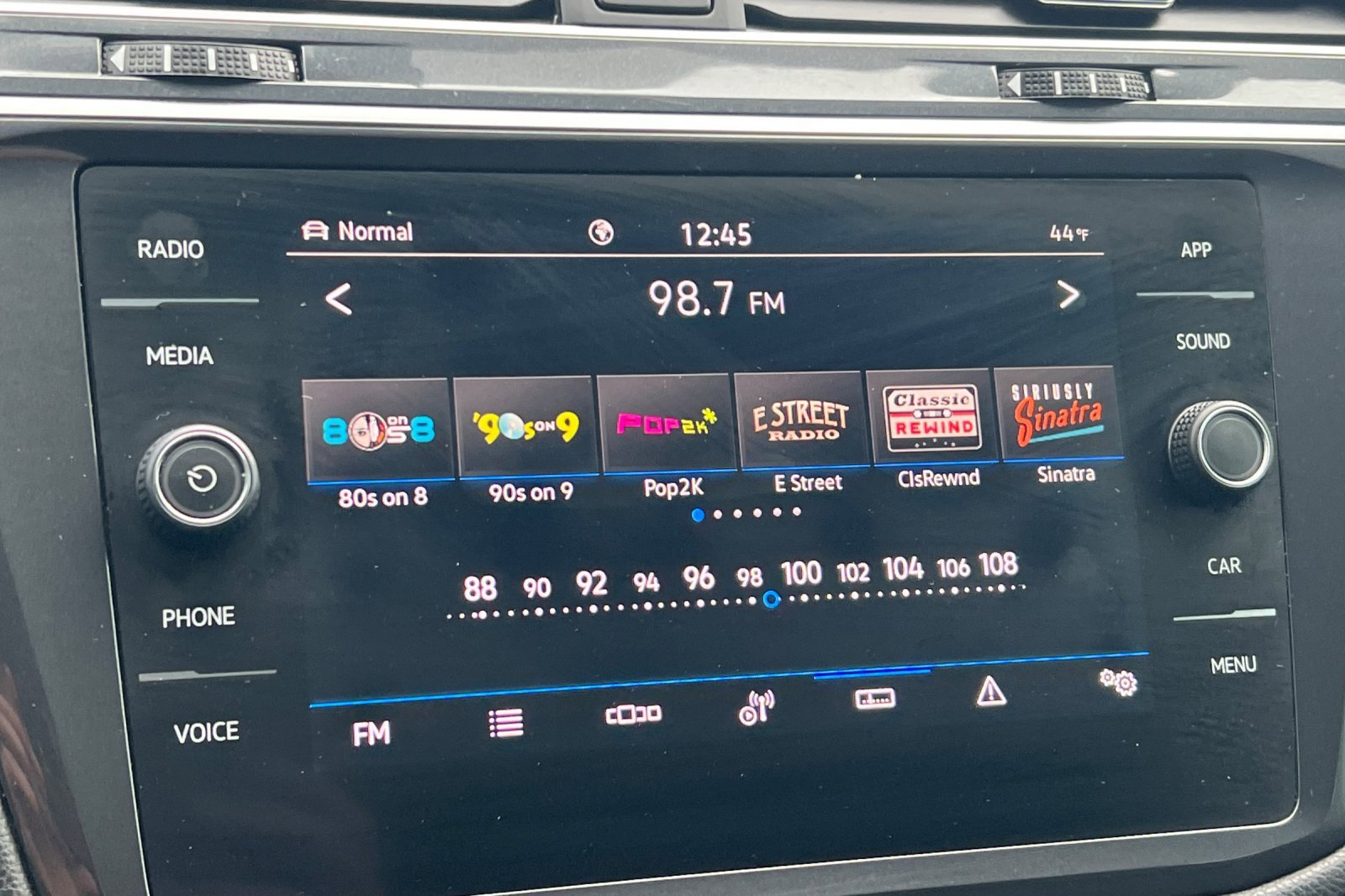 Used 2021 Volkswagen Tiguan SE image 15