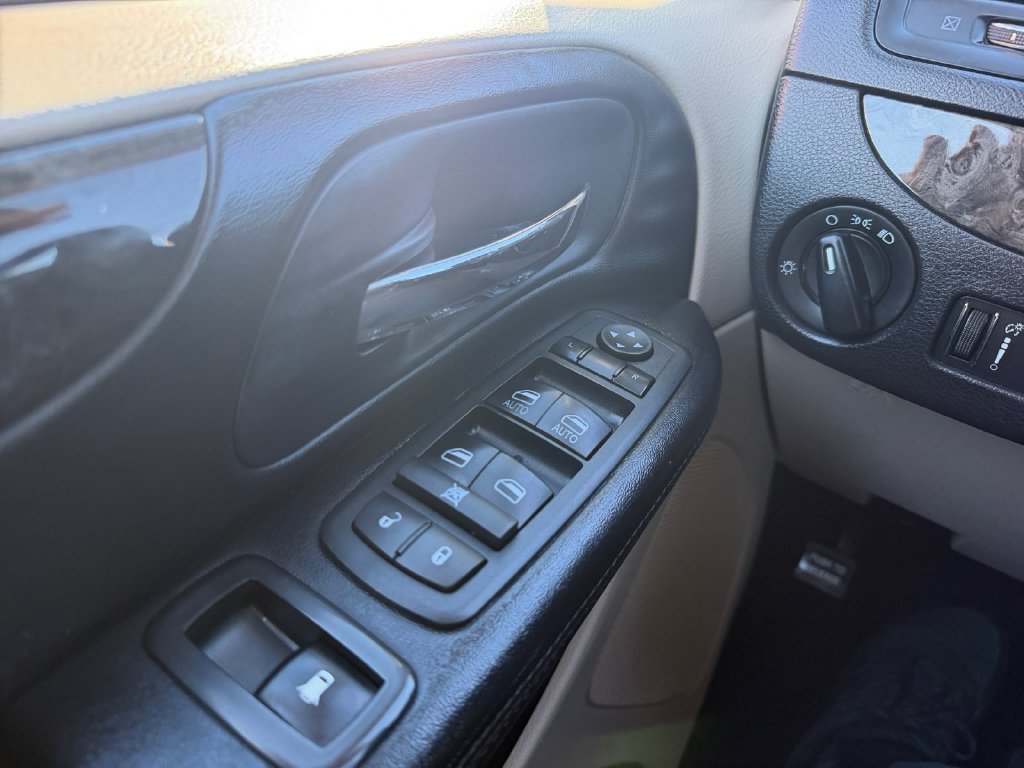 Used 2013 Dodge Grand Caravan SXT w/ Rear Park Assist Pkg FWD image 23