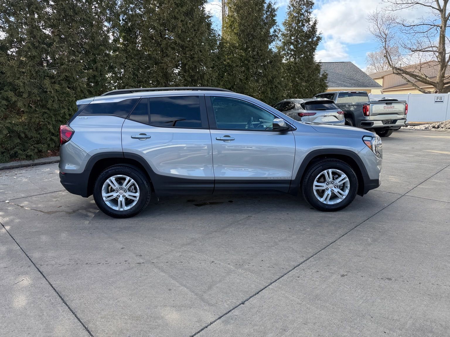 Used 2024 GMC Terrain SLE w/ Driver Convenience Package image 31