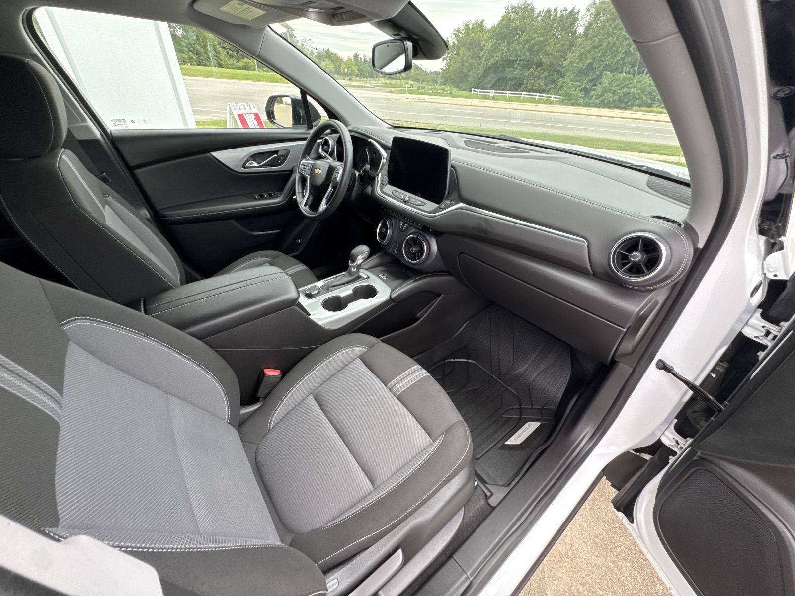 Used 2025 Chevrolet Blazer LT w/ Convenience Package FWD image 16
