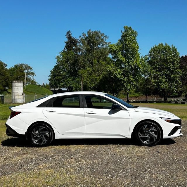 Certified 2025 Hyundai Elantra Sport FWD image 8