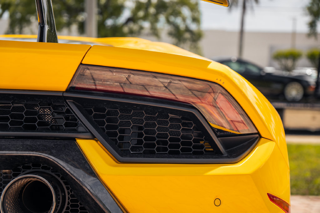 Used 2018 Lamborghini Huracan Performante AWD/4WD image 12