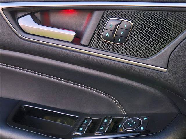 Used 2018 Ford Edge Titanium FWD image 7