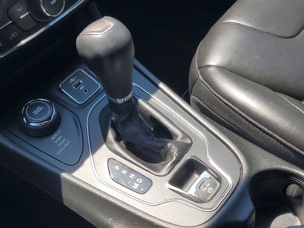 Used 2019 Jeep Cherokee Latitude Plus AWD/4WD image 22