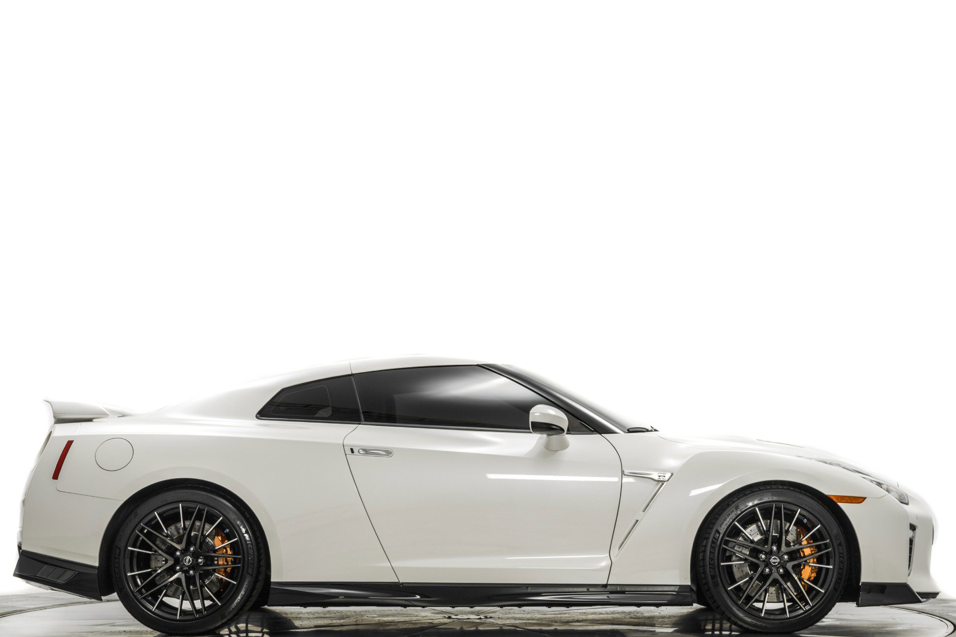 Used 2020 Nissan GT-R Premium image 2