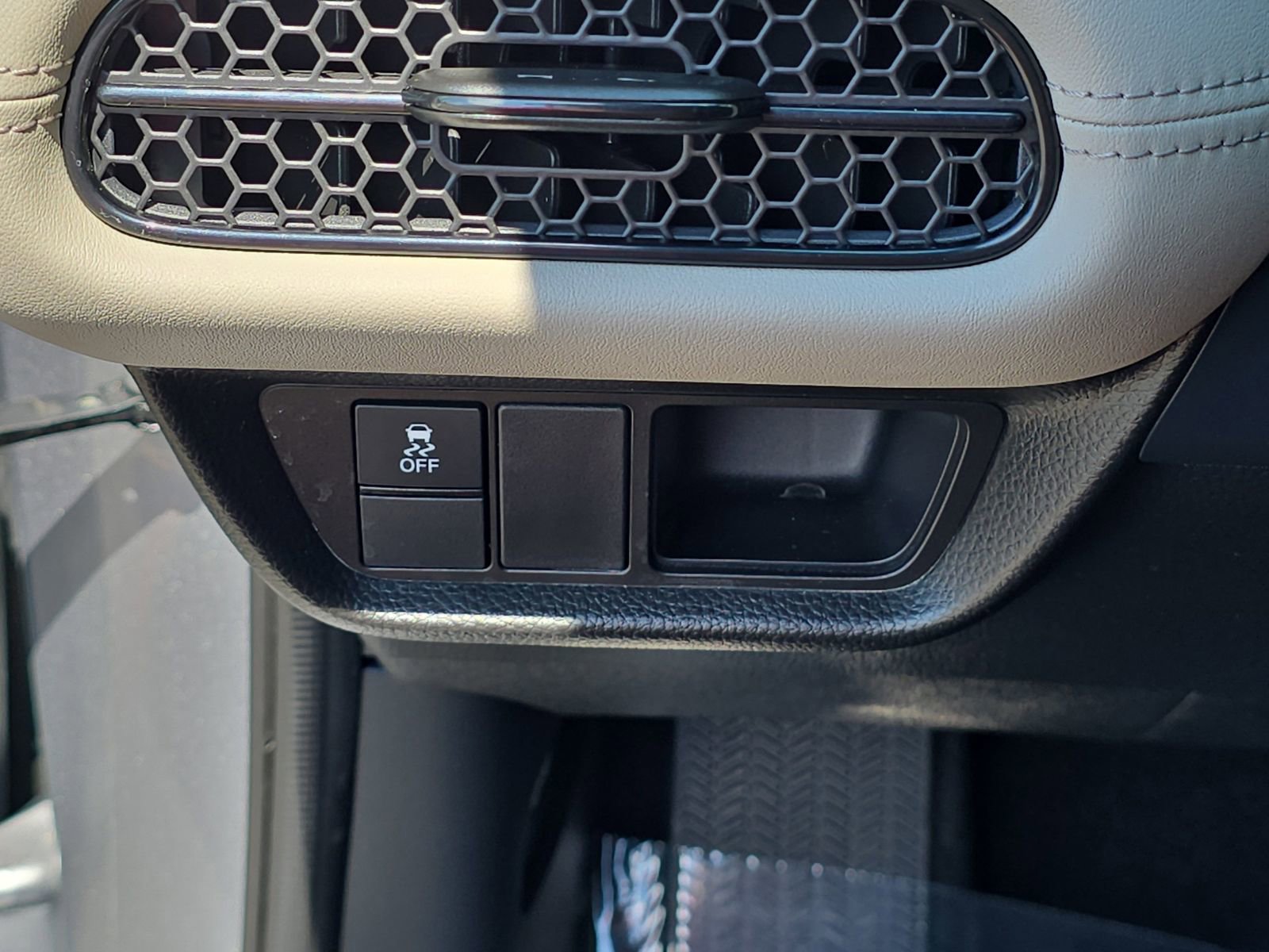 Used 2025 Honda HR-V LX image 31