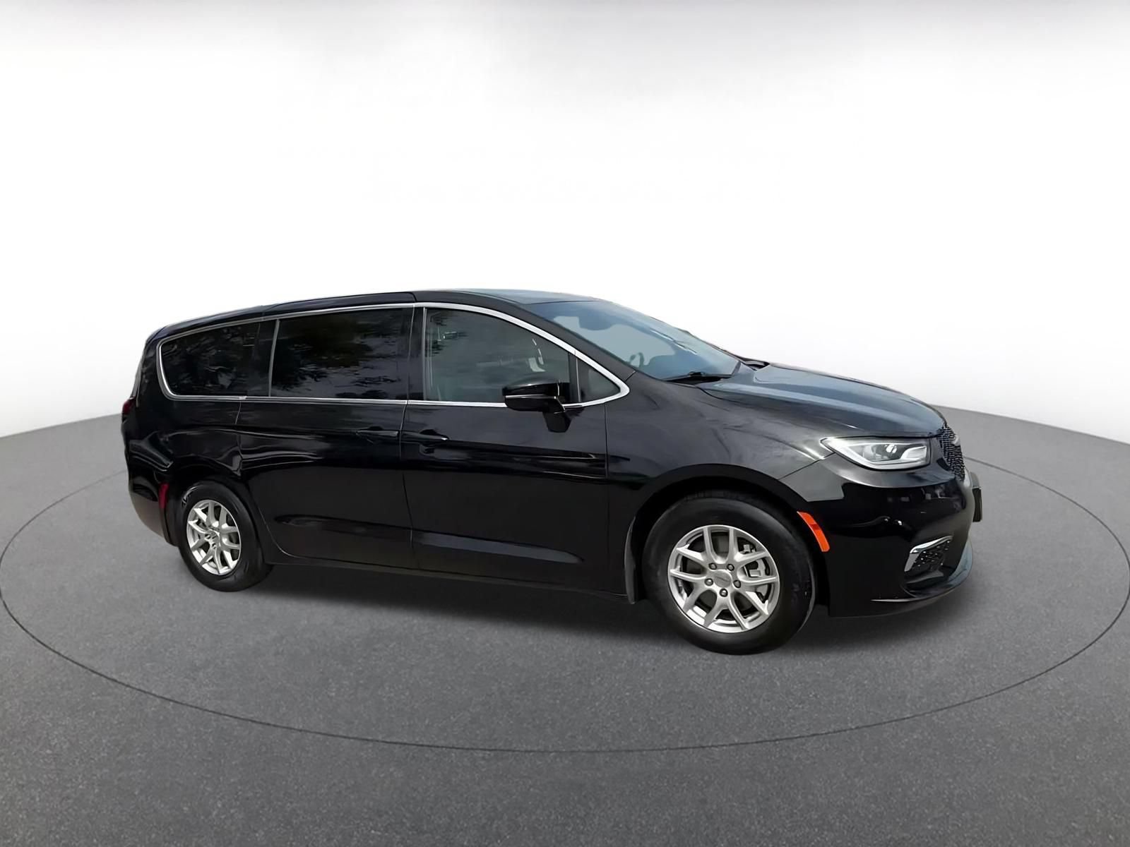 Used 2025 Chrysler Pacifica Select FWD image 2