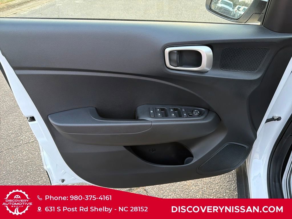 Used 2023 Hyundai Venue SEL image 11