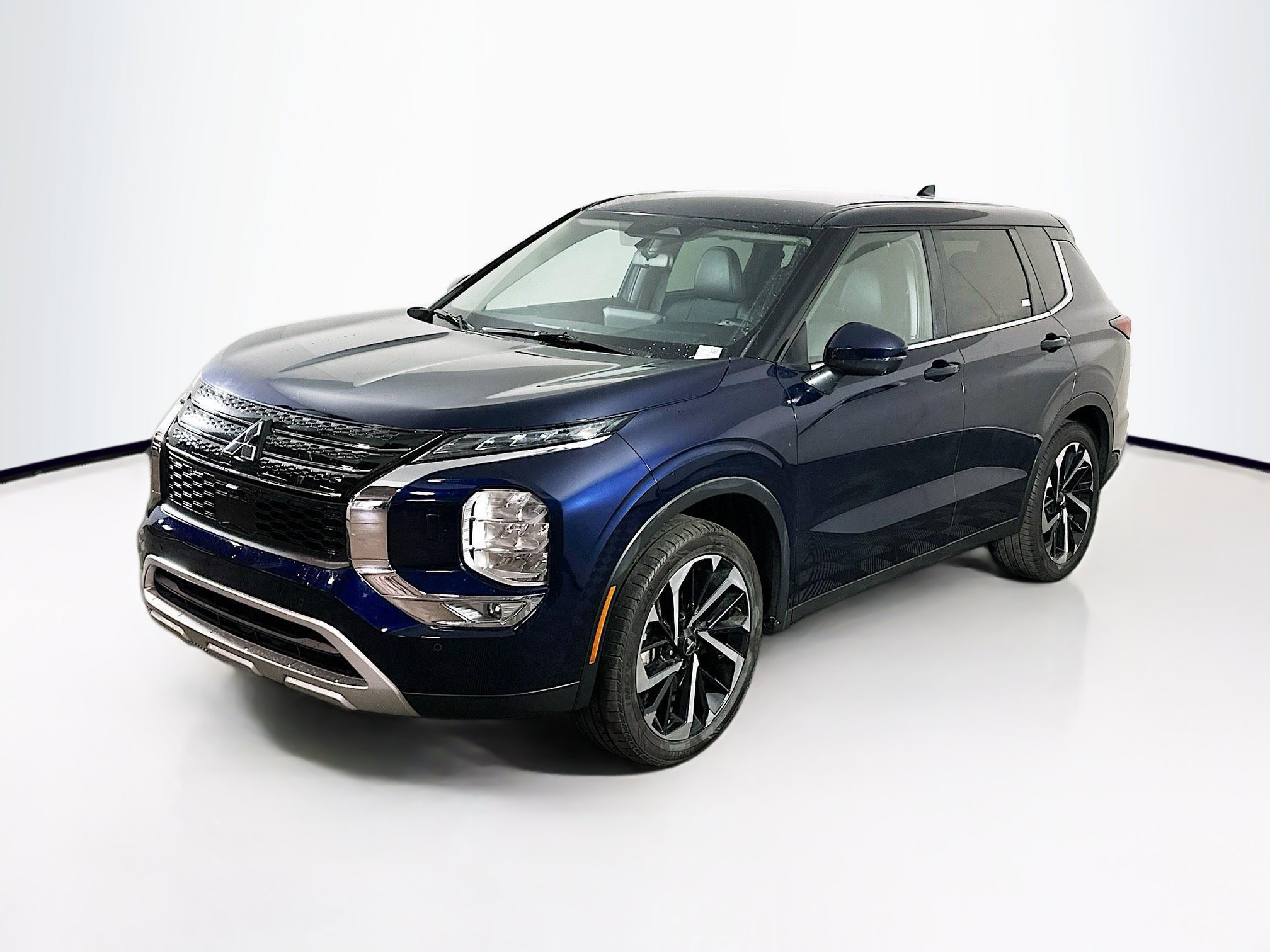 Used 2024 Mitsubishi Outlander SE image 3