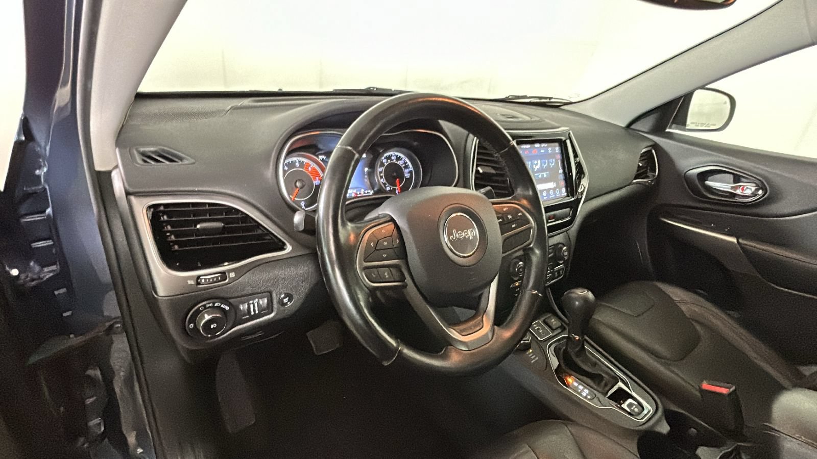 Used 2020 Jeep Cherokee Limited AWD/4WD image 16