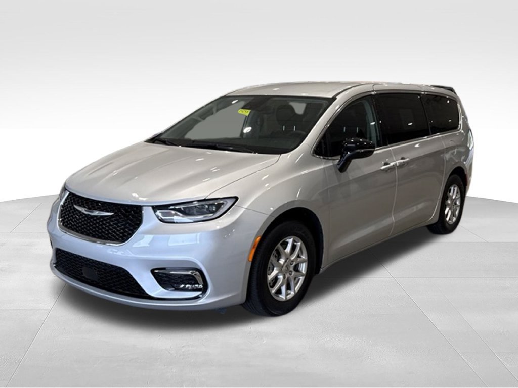 Used 2024 Chrysler Pacifica Touring-L w/ Uconnect Theater Family Group FWD image 3