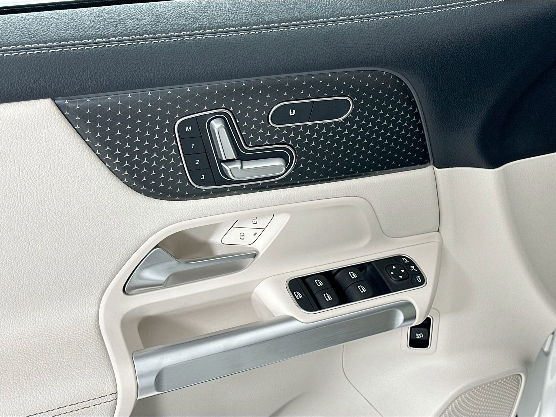 Certified 2024 Mercedes-Benz EQB 300 4MATIC image 19