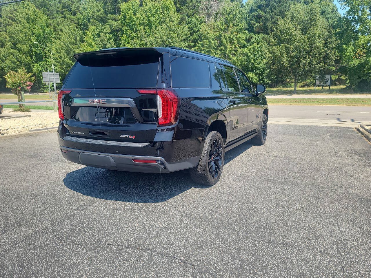 Used 2022 GMC Yukon XL AT4 AWD/4WD image 7