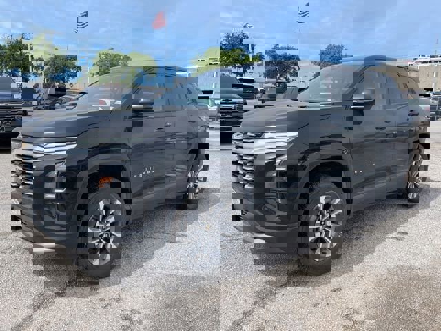 Used 2026 Chevrolet Equinox LT image 2