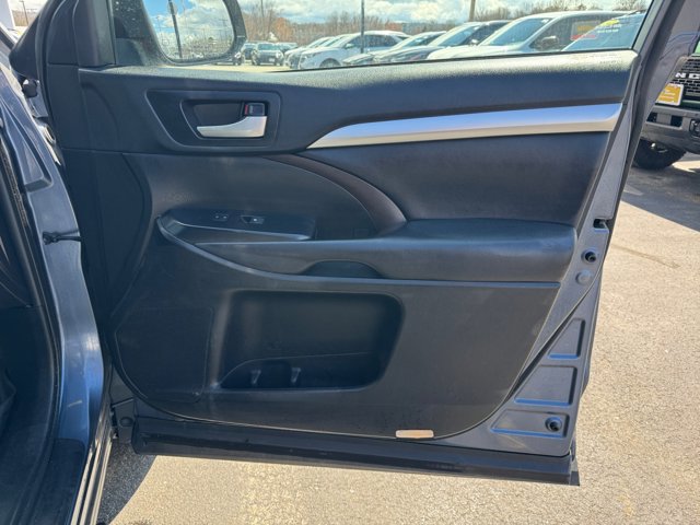 Used 2019 Toyota Highlander XLE AWD/4WD image 29