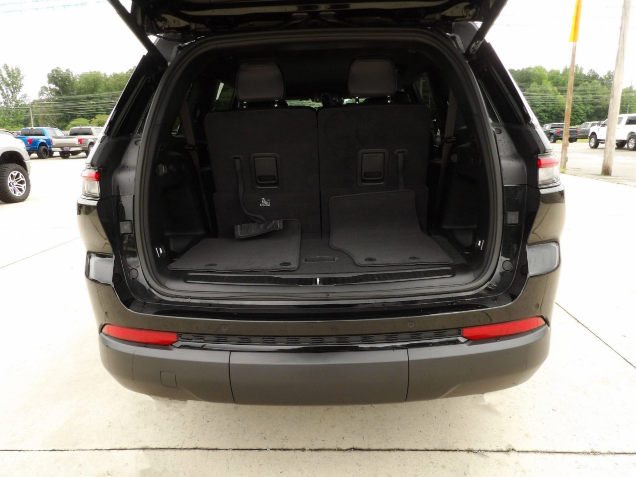 Used 2023 Jeep Grand Cherokee L Laredo image 34