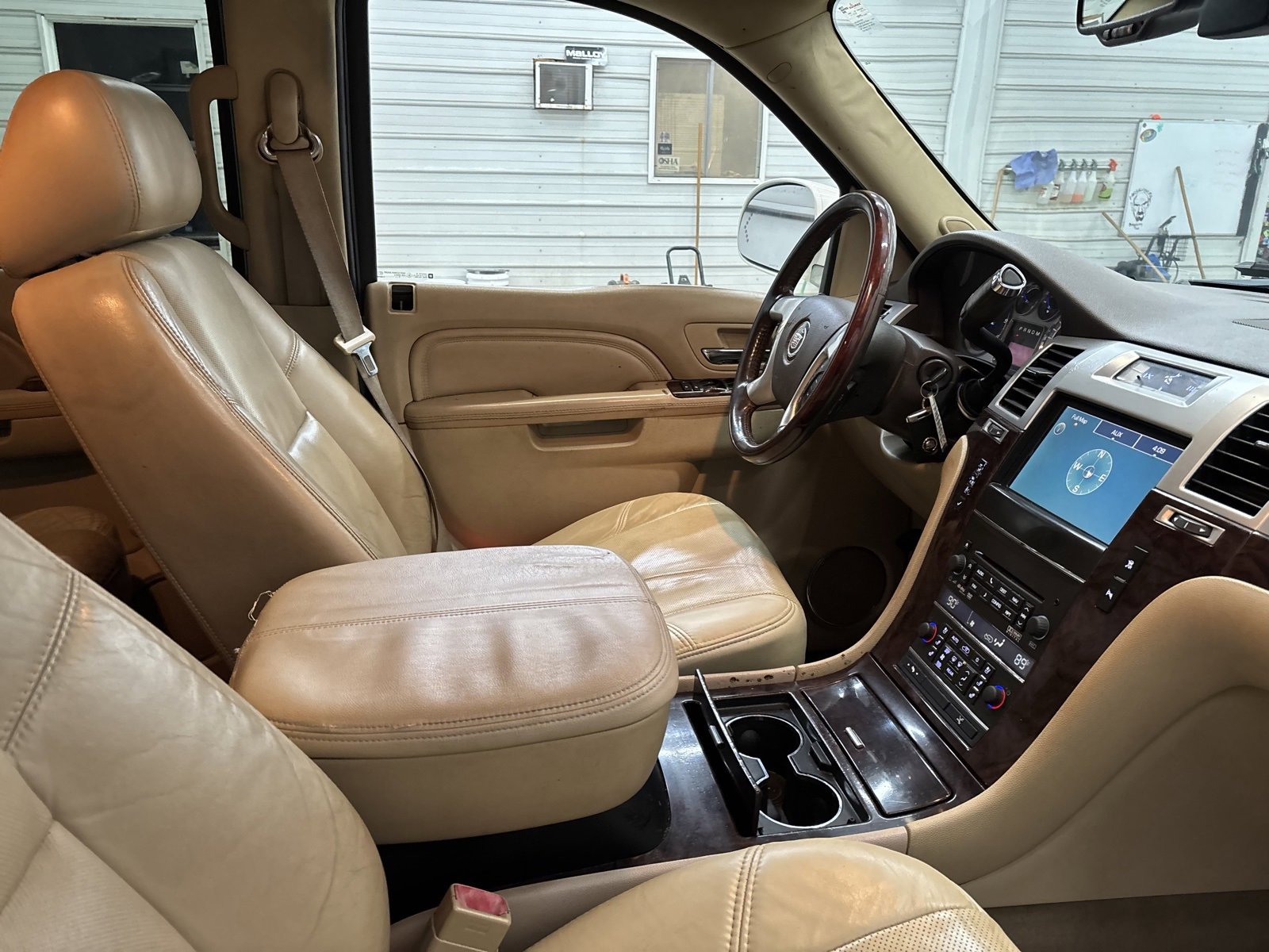 Used 2011 Cadillac Escalade ESV Premium image 30