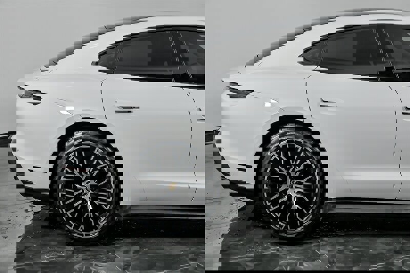 Used 2021 Porsche Taycan image 12