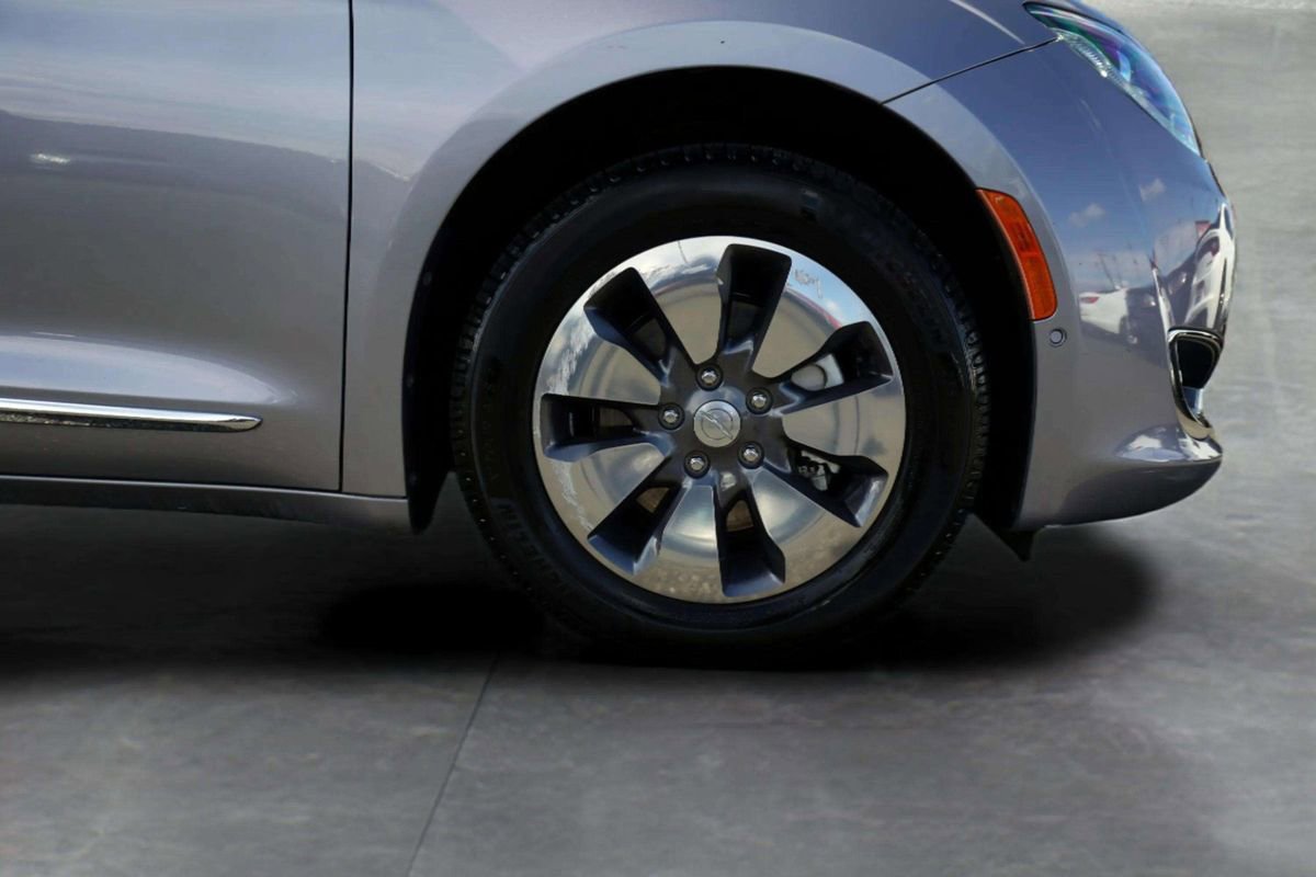 Used 2018 Chrysler Pacifica Limited w/ Advanced Safetytec Group image 9