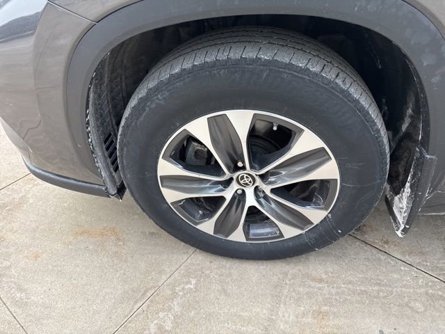 Used 2023 Toyota Highlander XLE image 5