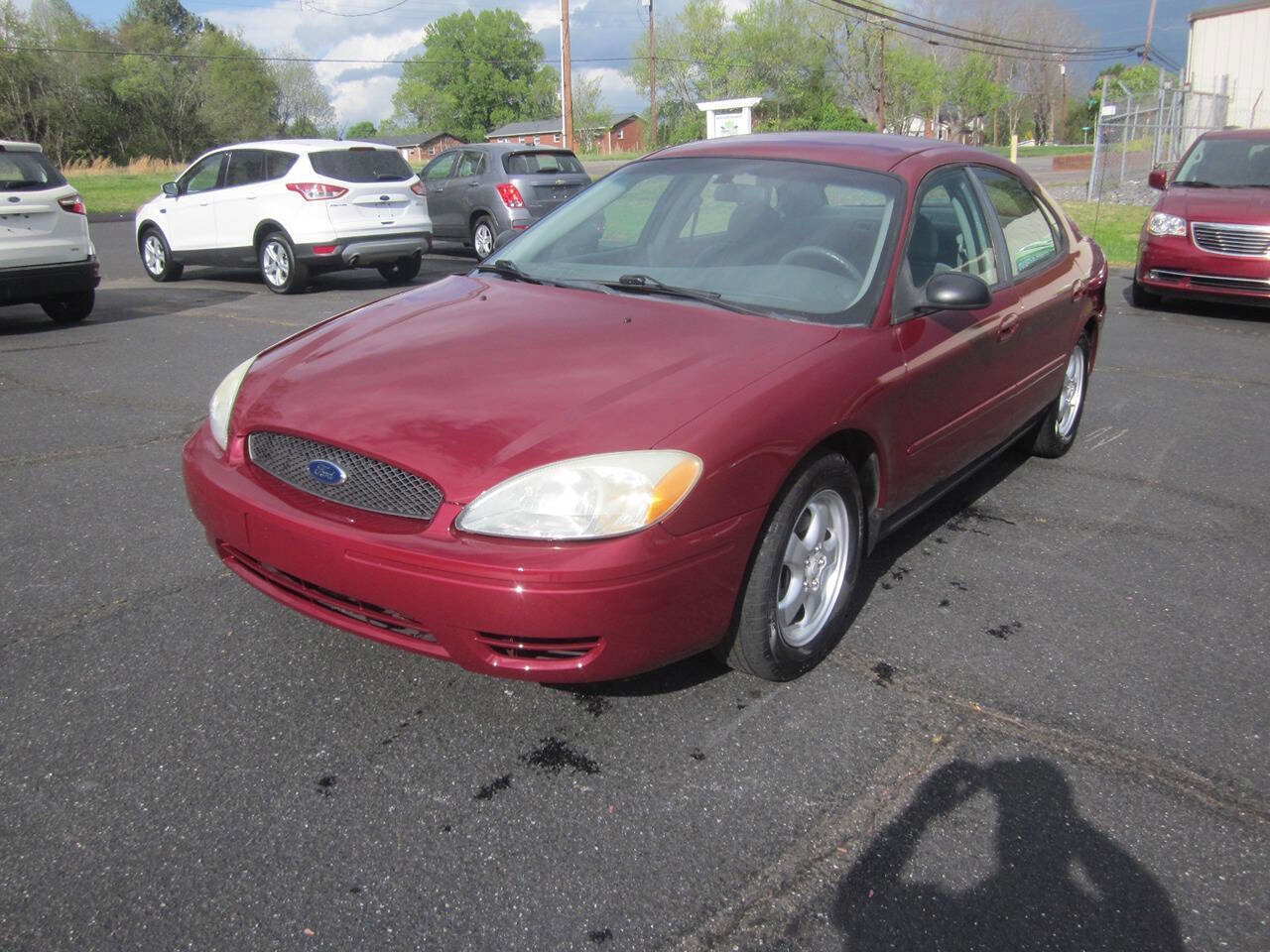 Used 2005 Ford Taurus SE FWD image 2