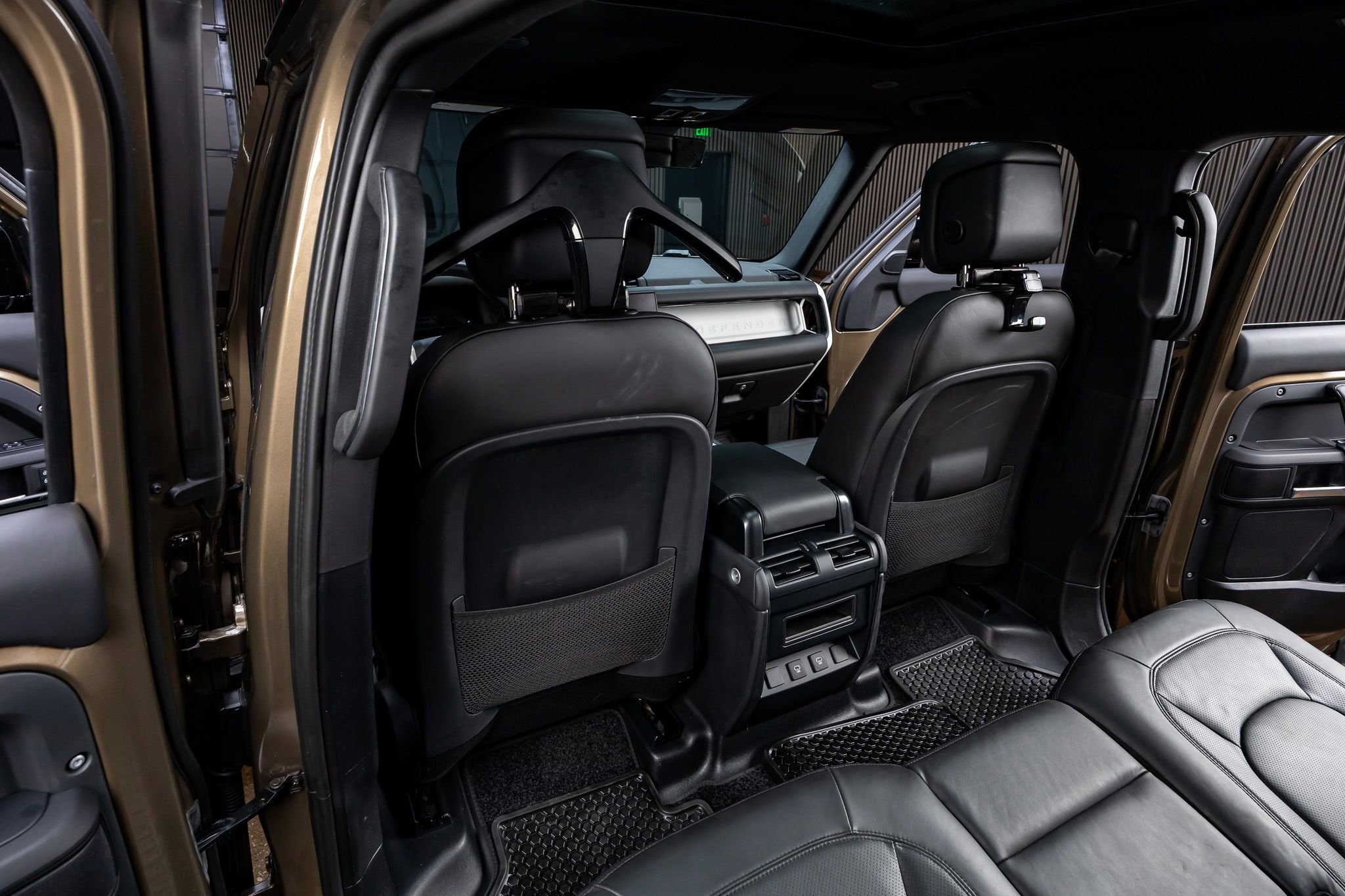 Used 2025 Land Rover Defender 110 X-Dynamic SE image 32