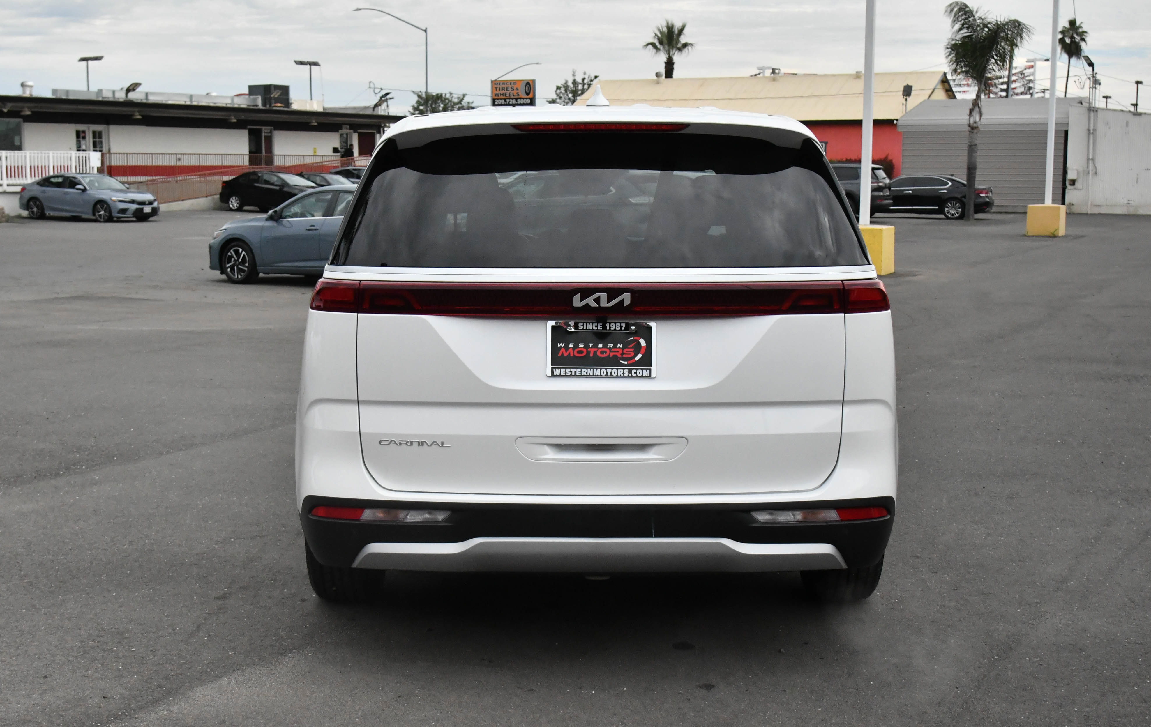 Used 2024 Kia Carnival LX image 7