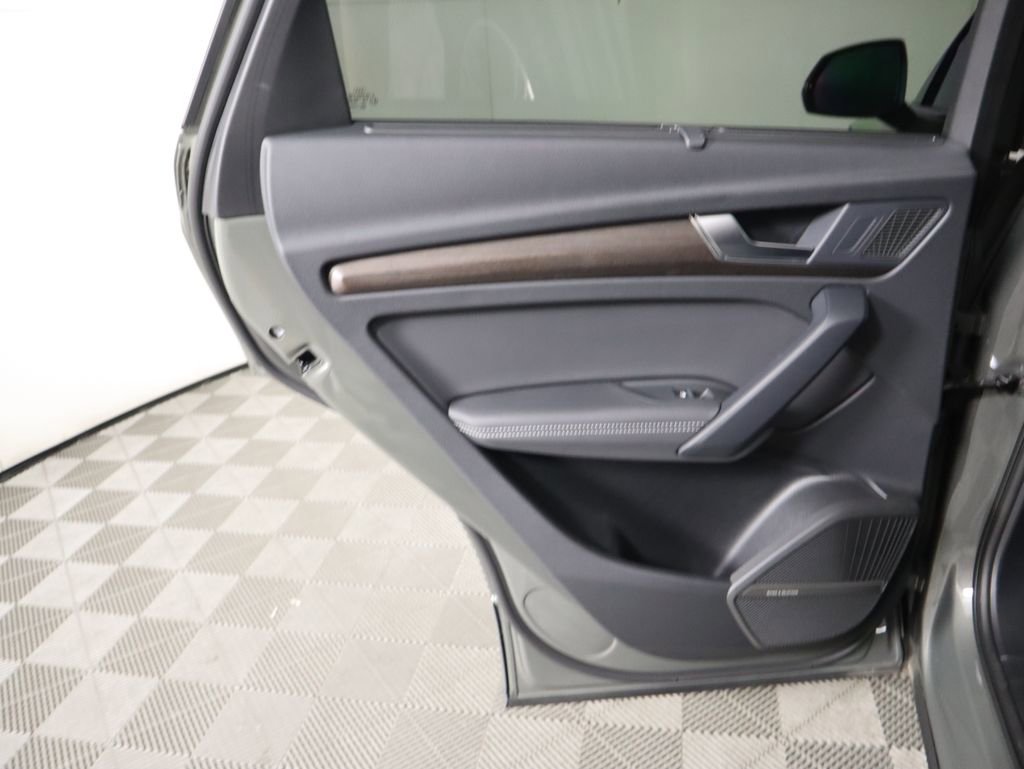 Used 2025 Audi Q5 e Premium Plus w/ Premium Plus Package image 28