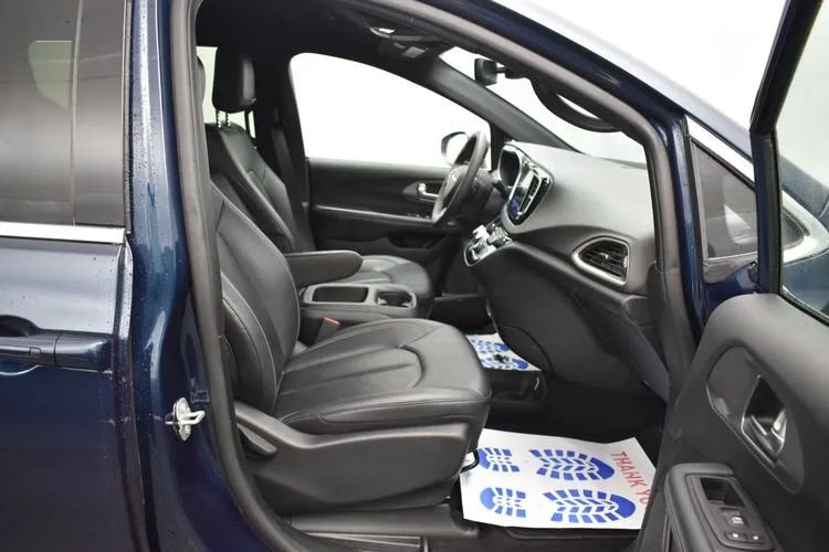 Used 2025 Chrysler Pacifica Select FWD image 17