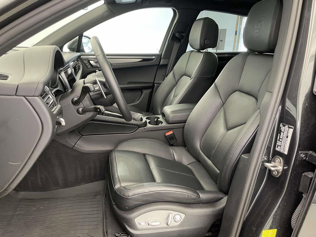 Certified 2025 Porsche Macan image 5