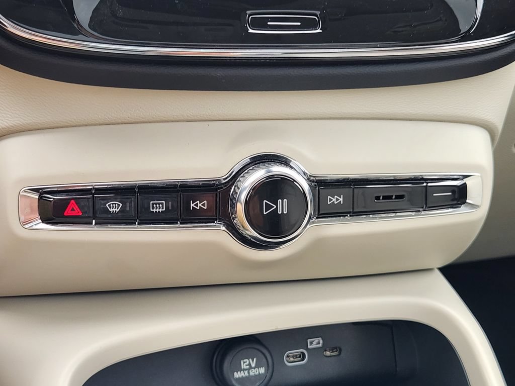 Certified 2025 Volvo XC40 B5 Plus AWD/4WD image 27