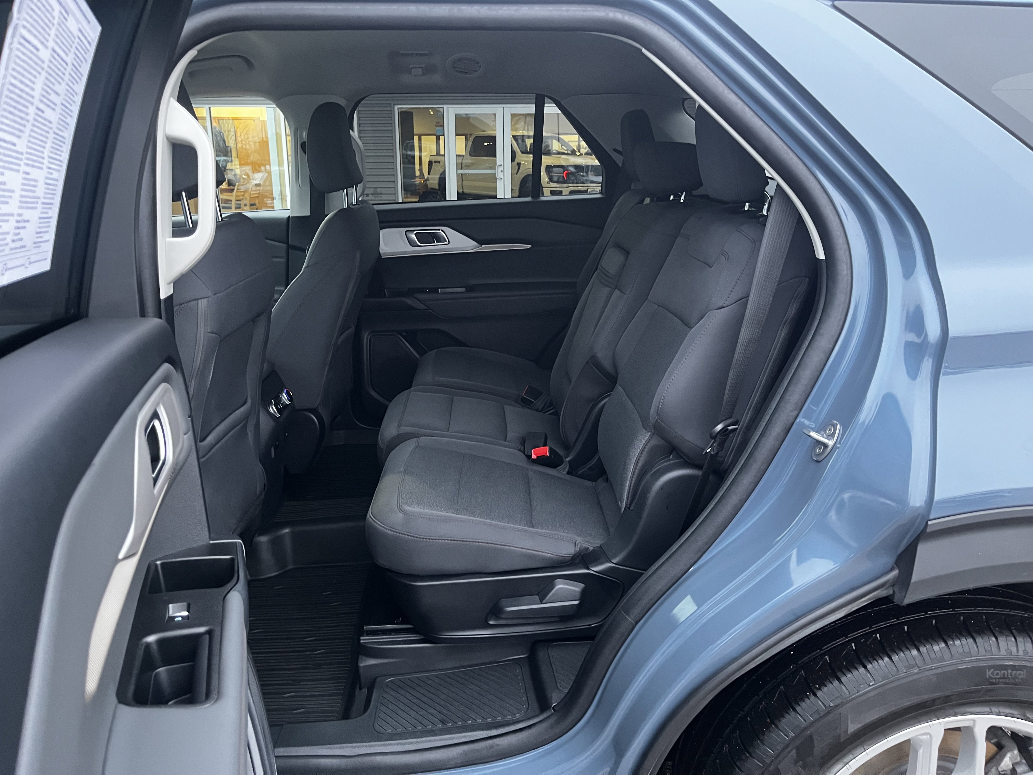 Used 2025 Ford Explorer Active AWD/4WD image 10