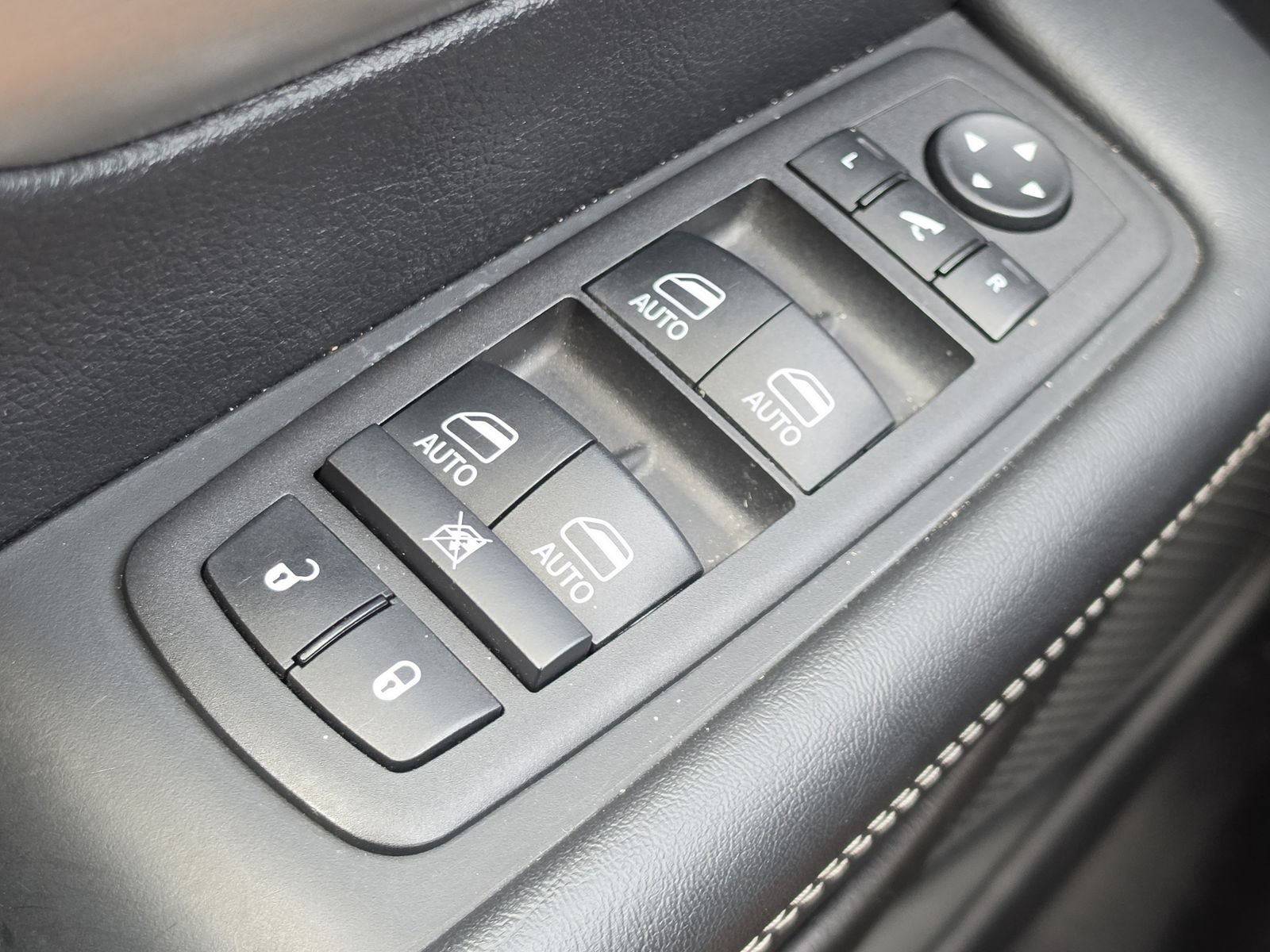 Used 2024 Chrysler Pacifica Premium FWD image 18