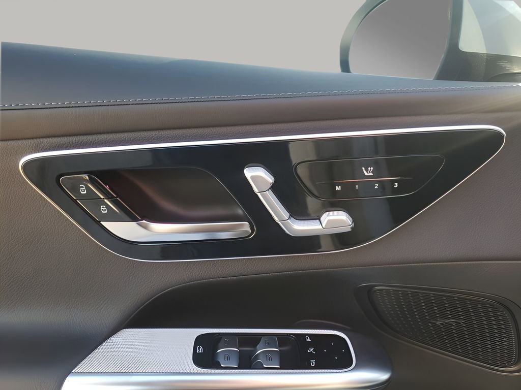 Used 2025 Mercedes-Benz GLC 300 4MATIC image 27