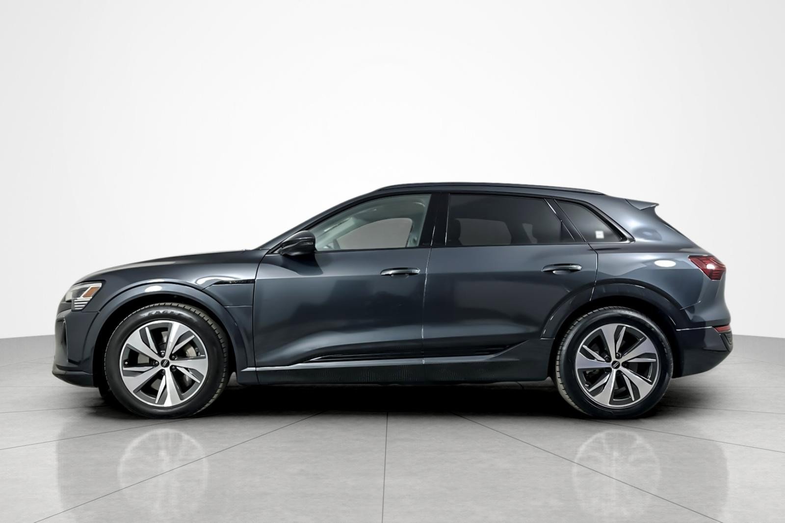 Used 2024 Audi Q8 e-tron Premium image 2