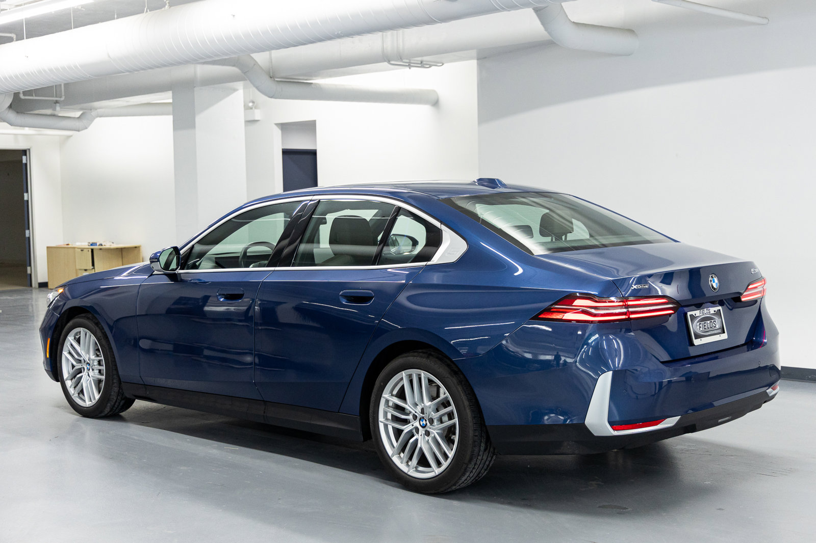 Used 2024 BMW 530i xDrive AWD/4WD image 3