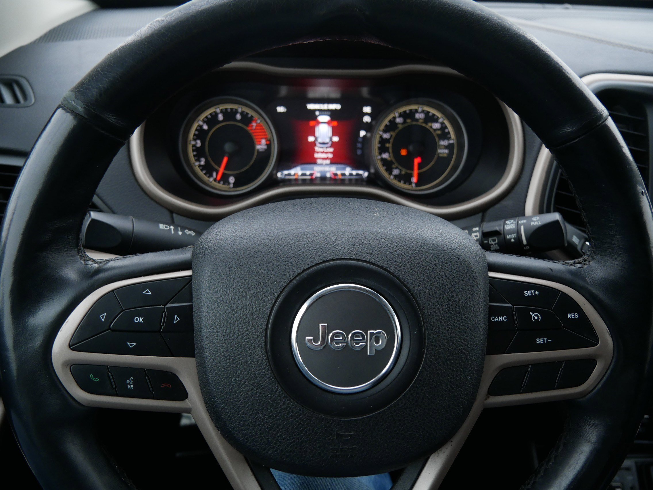 Used 2018 Jeep Cherokee Limited image 25