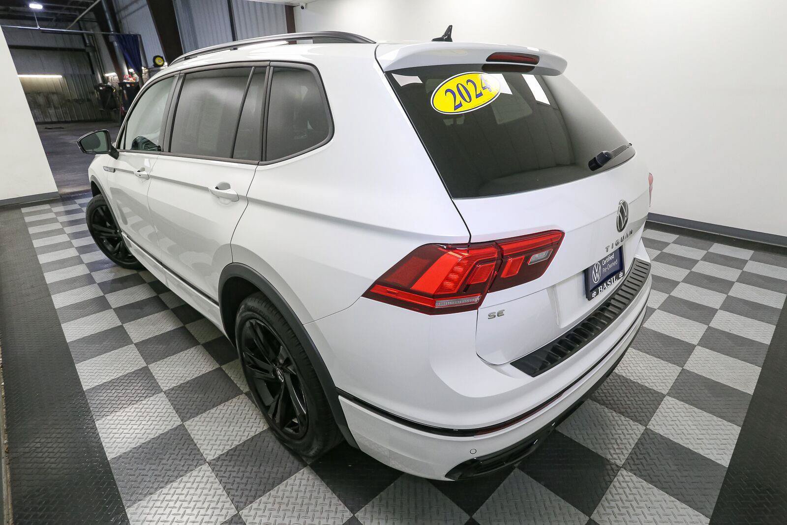 Certified 2024 Volkswagen Tiguan SE R-Line AWD/4WD image 12