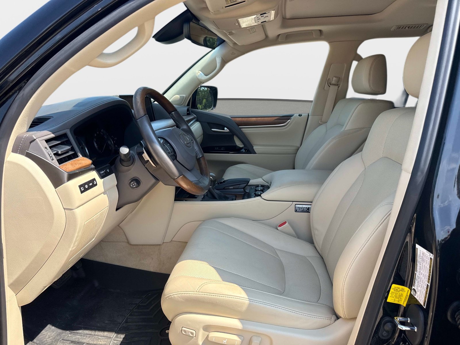 Used 2020 Lexus LX 570 4WD w/ 3rd Row & Luxury Pkg image 19