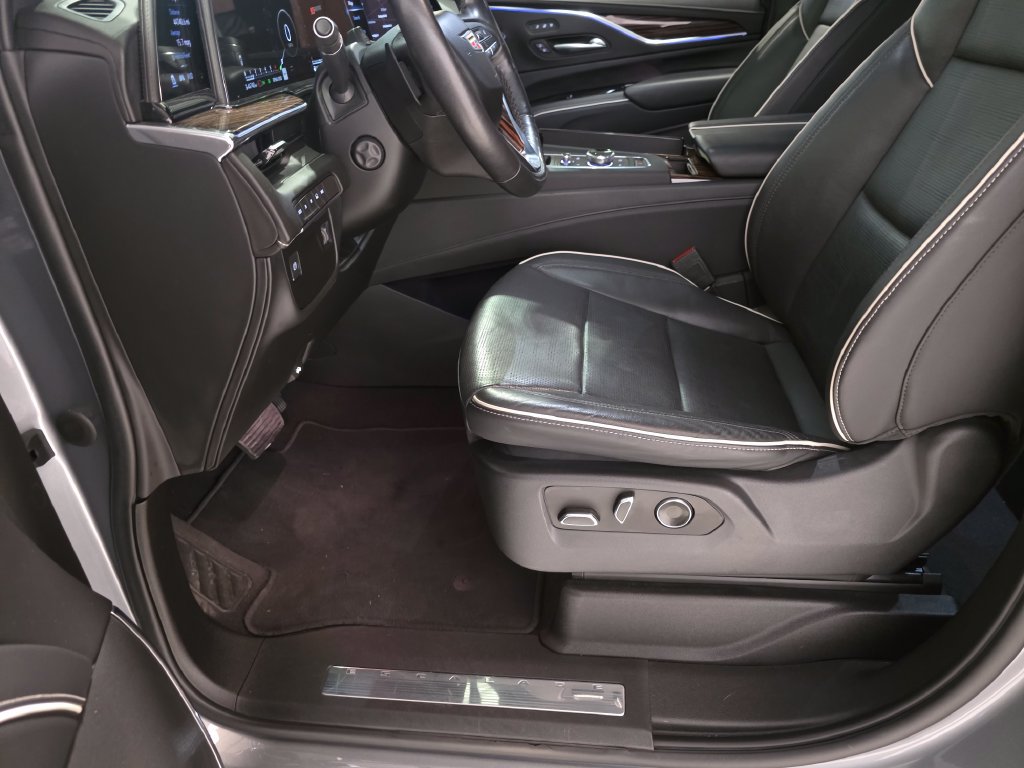 Used 2023 Cadillac Escalade Premium Luxury AWD/4WD image 19