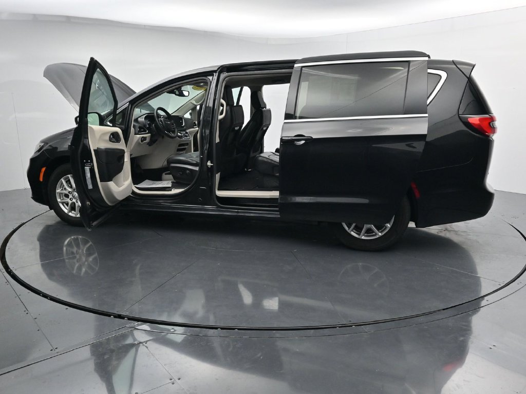 Used 2023 Chrysler Pacifica Touring-L FWD image 42
